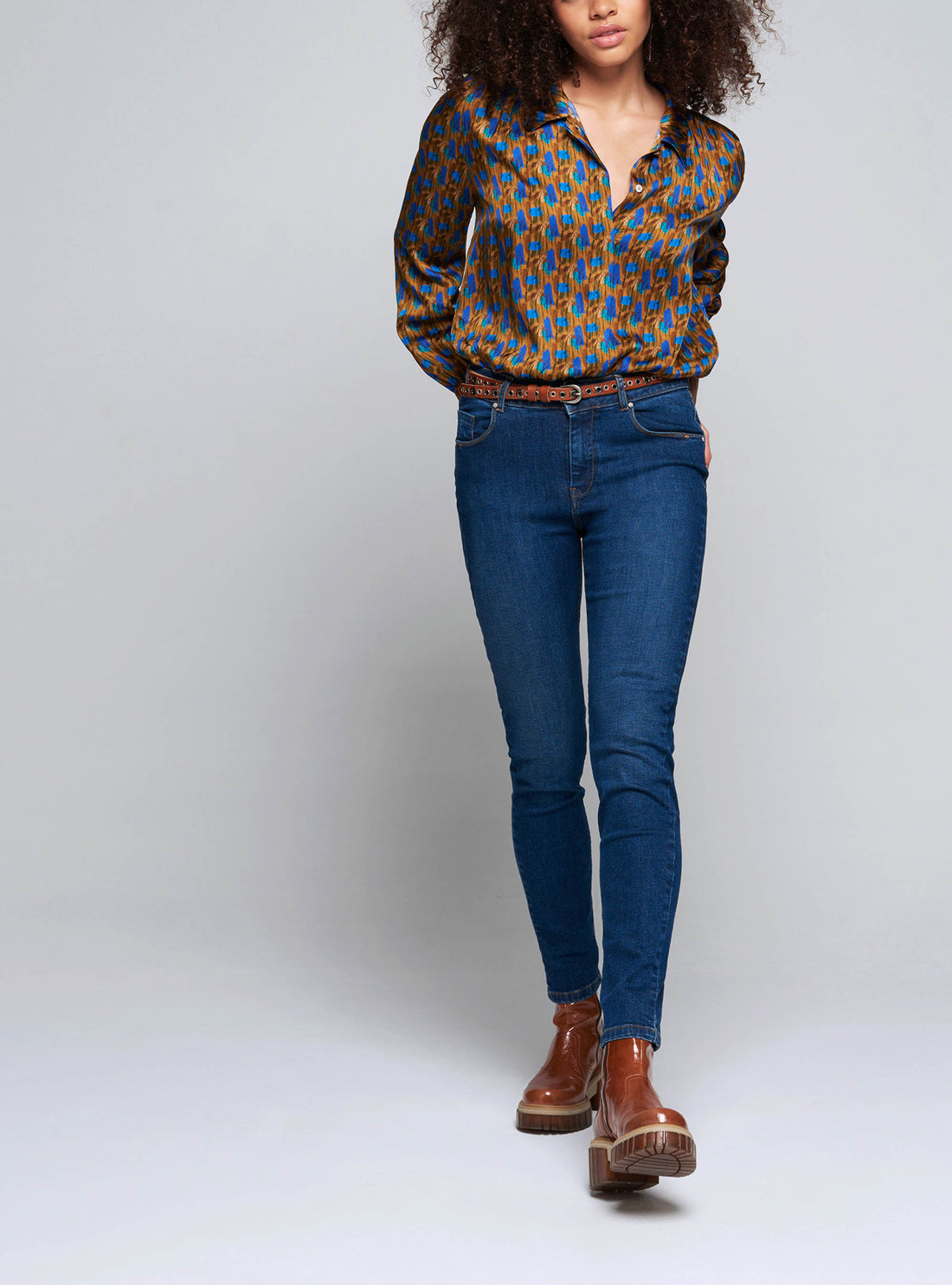 schmal geschnittene, blaue Stretch-Jeans