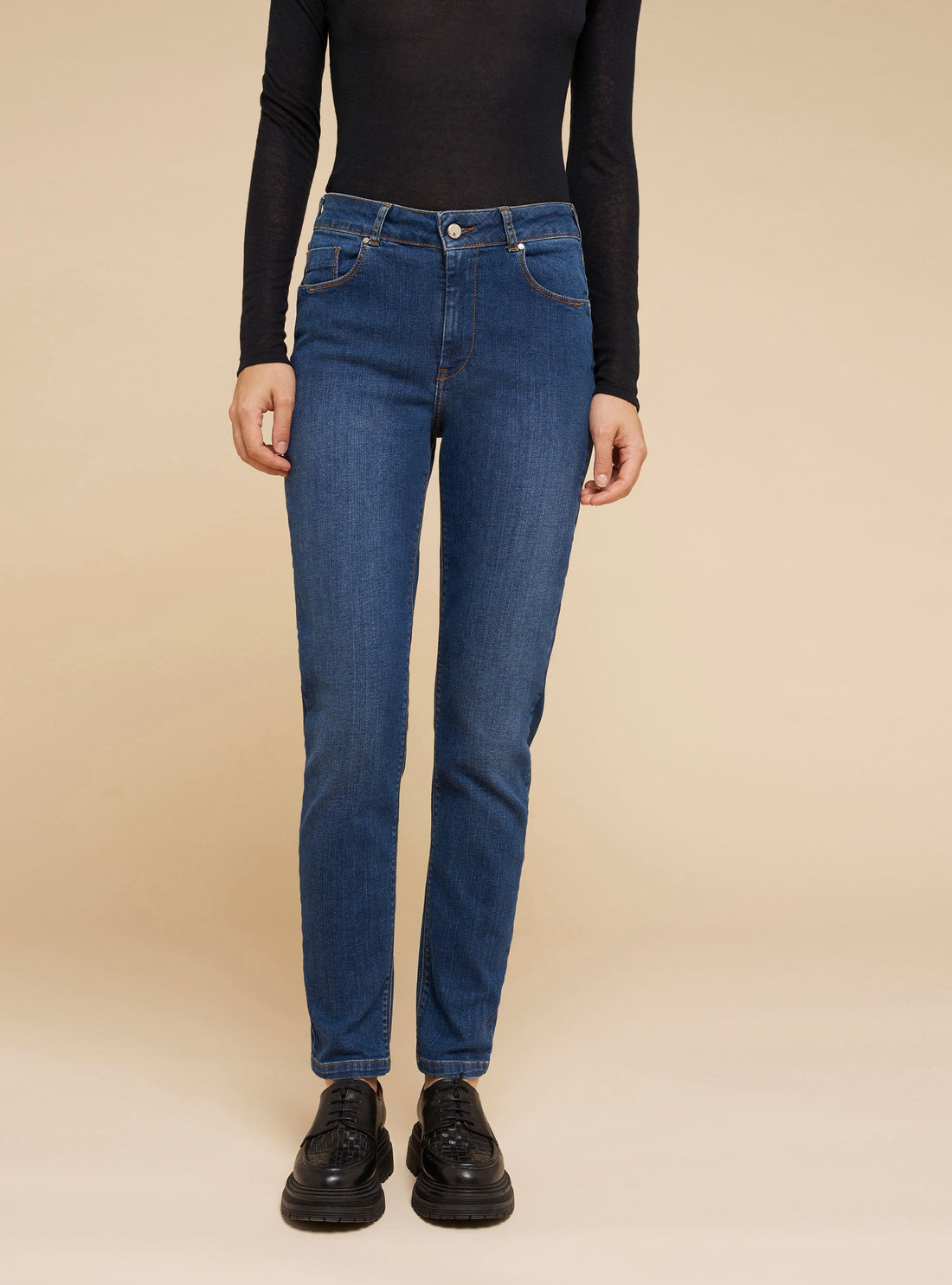 schmal geschnittene, blaue Stretch-Jeans