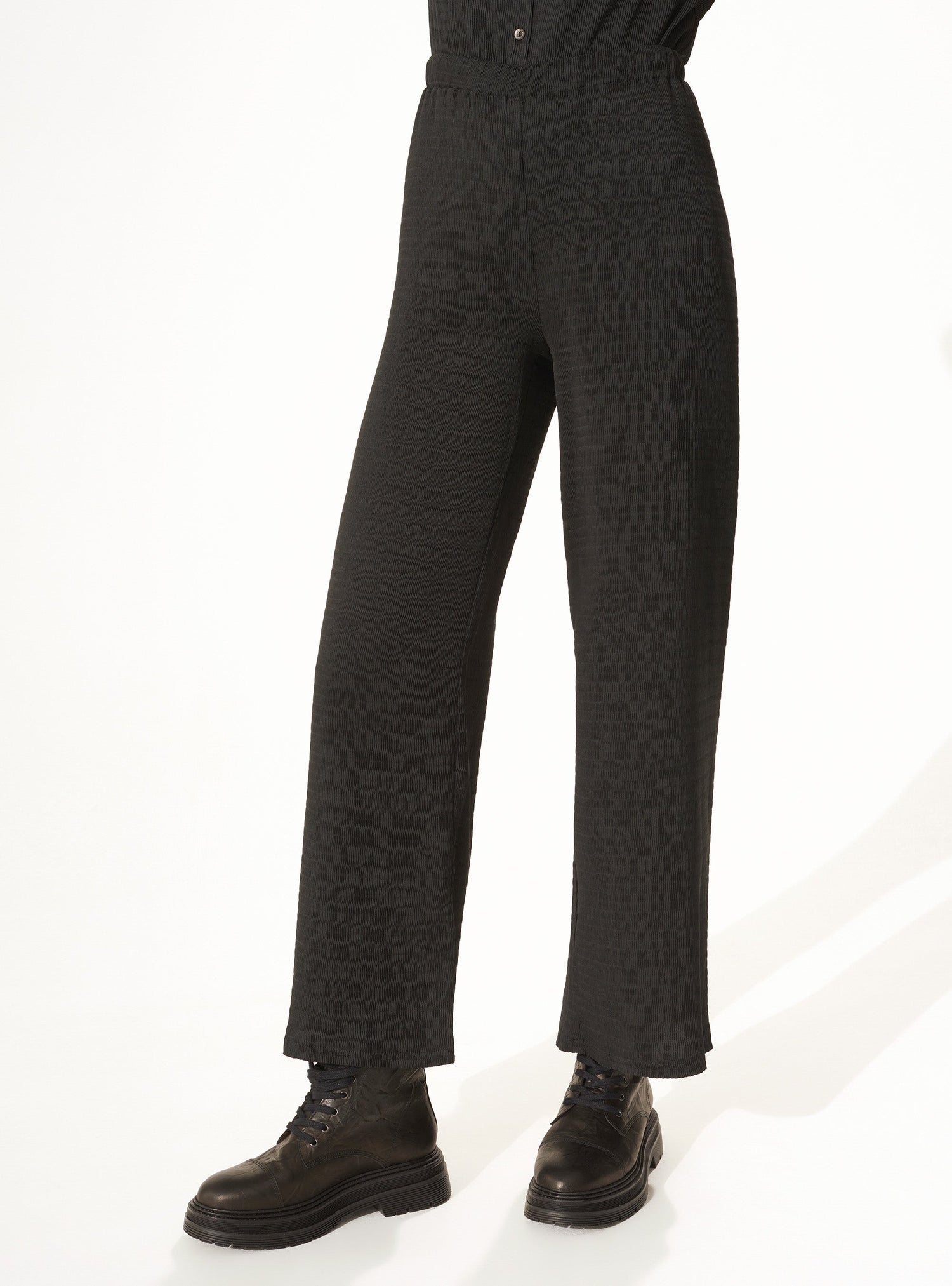 Weite, geblümte Hose in Schwarz