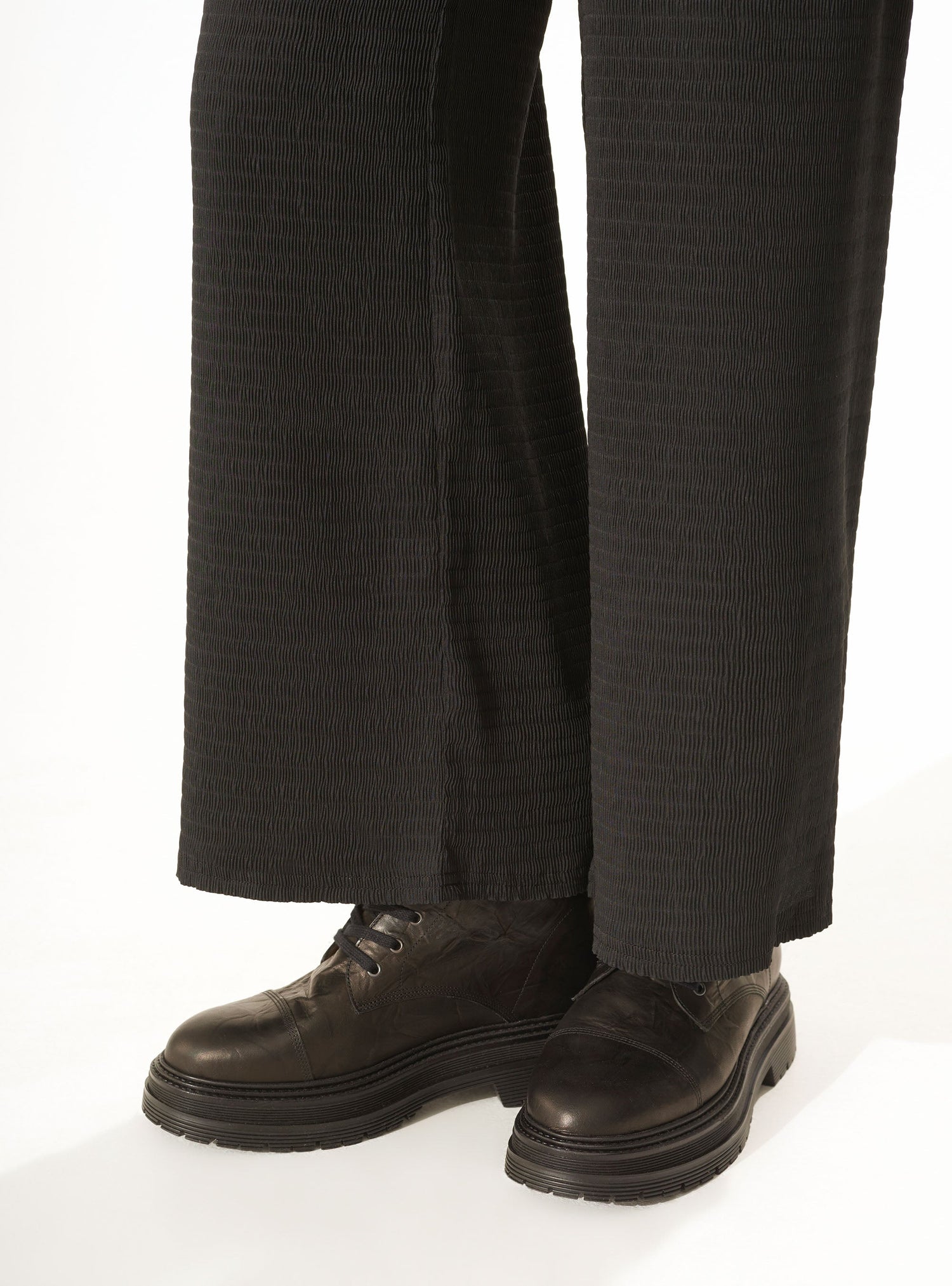 Weite, geblümte Hose in Schwarz