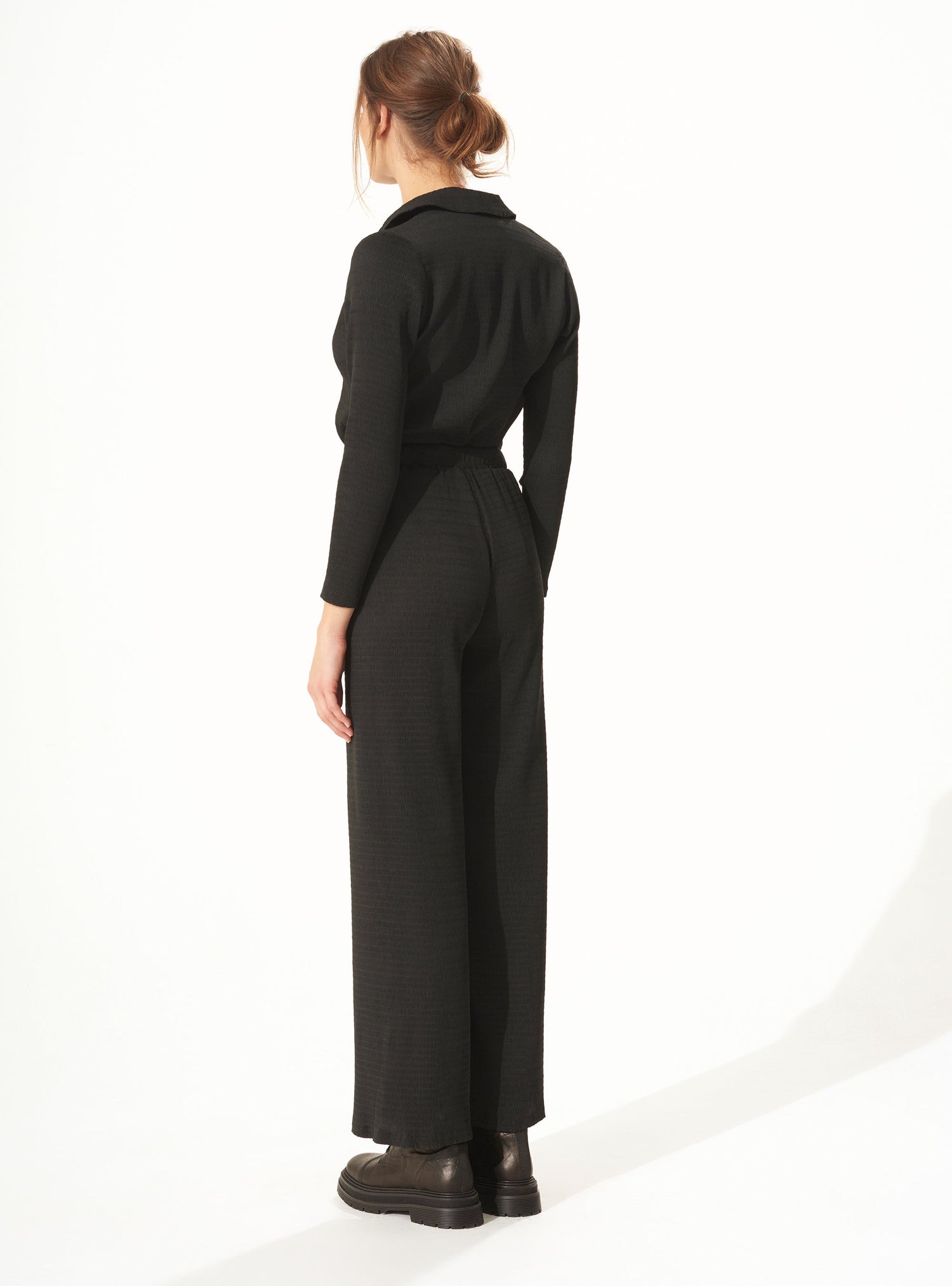 Weite, geblümte Hose in Schwarz