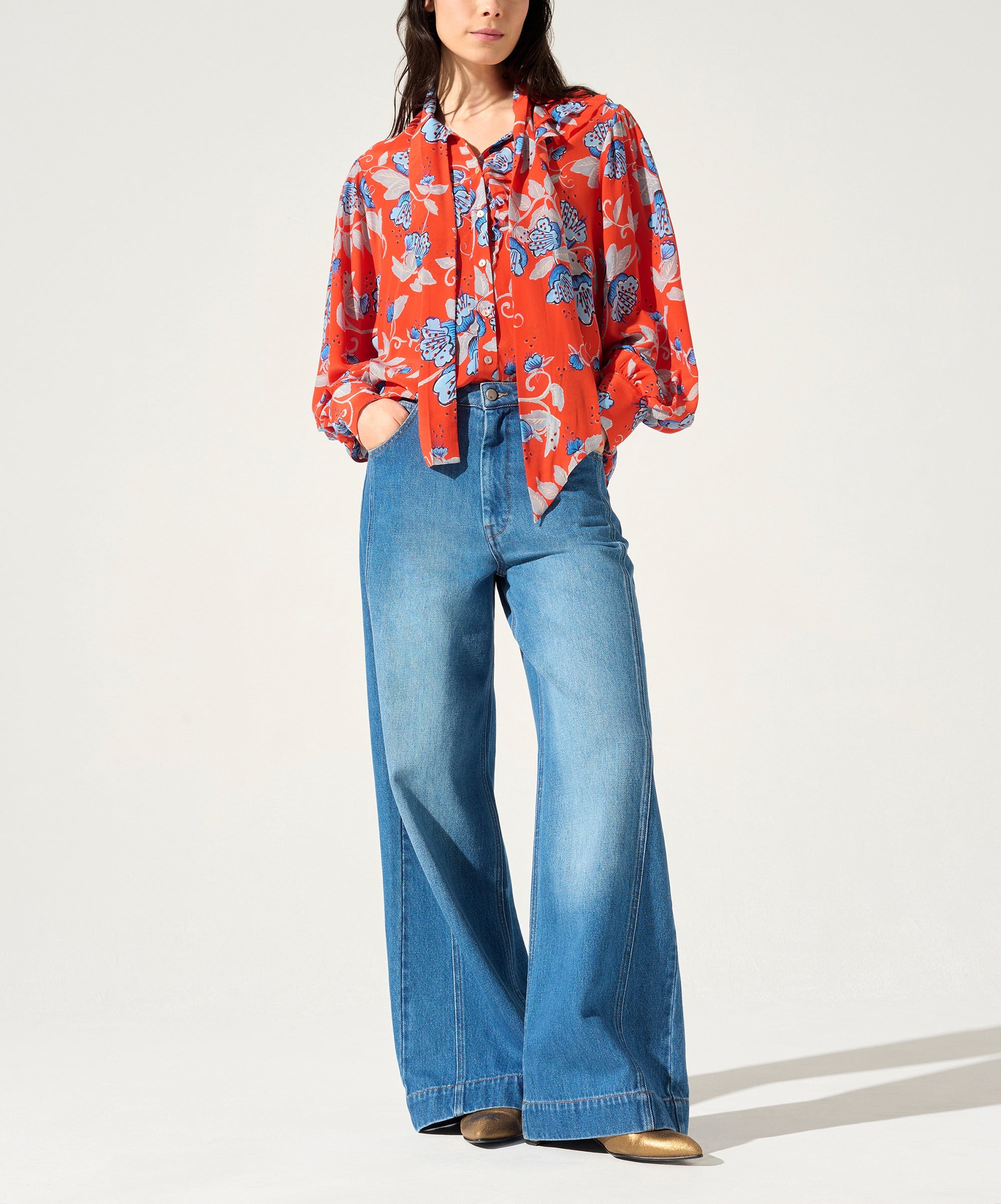 Close-fitting blouse