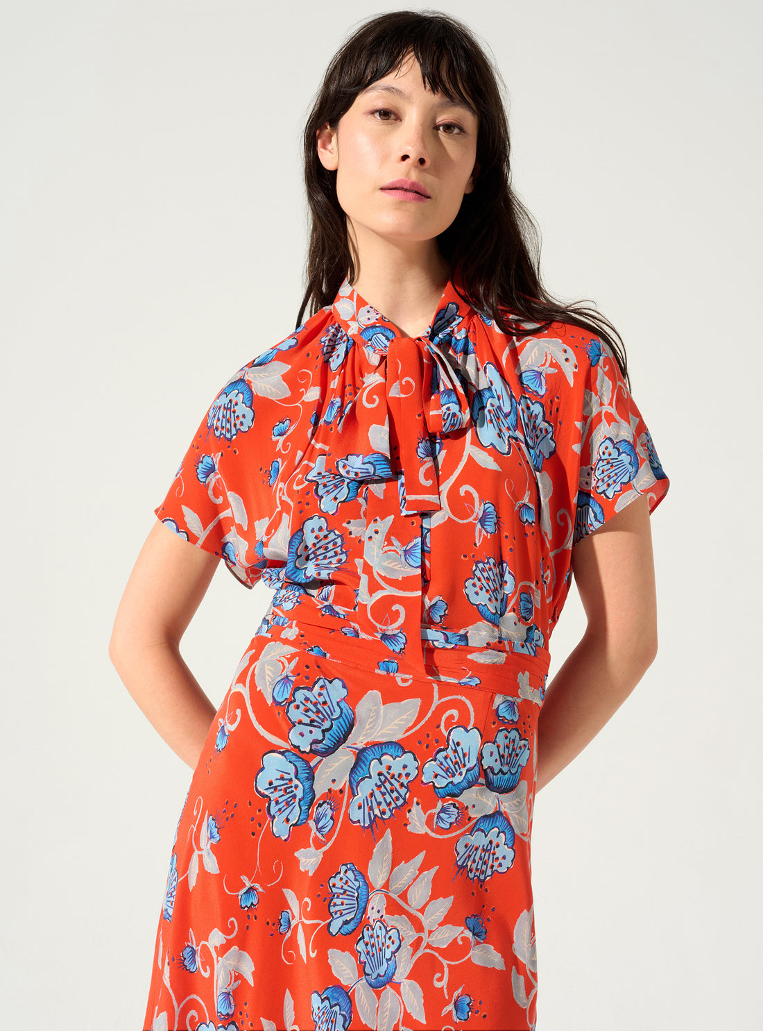 Langes bedrucktes Kleid