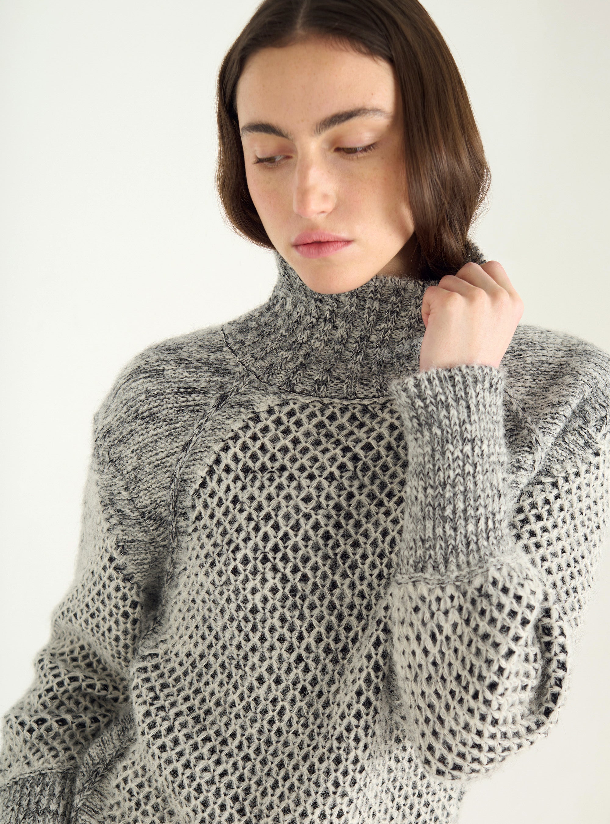 Zweifarbiger Pullover mit Hammelkeulenärmeln