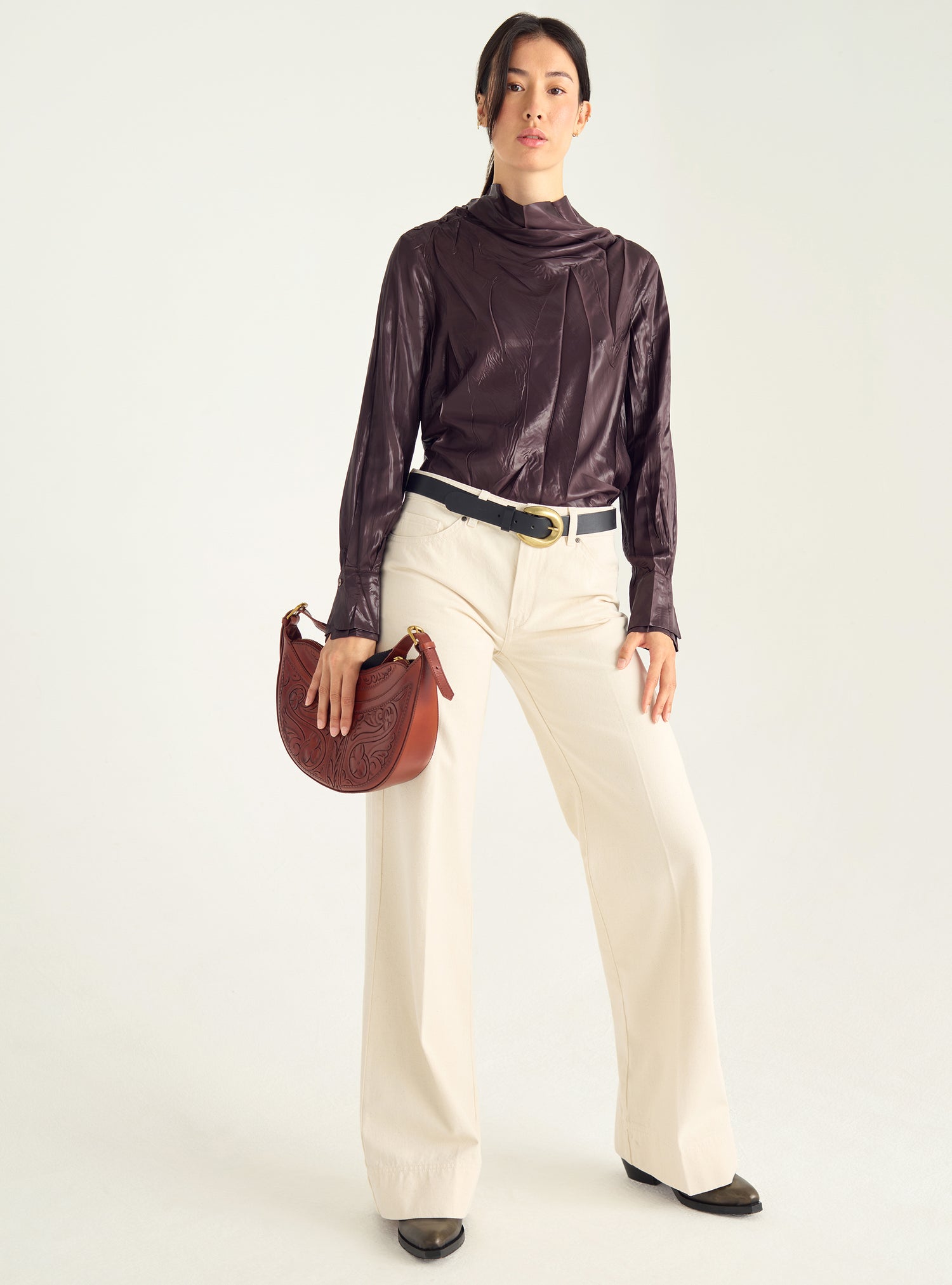 Satinbluse mit hohem Kragen