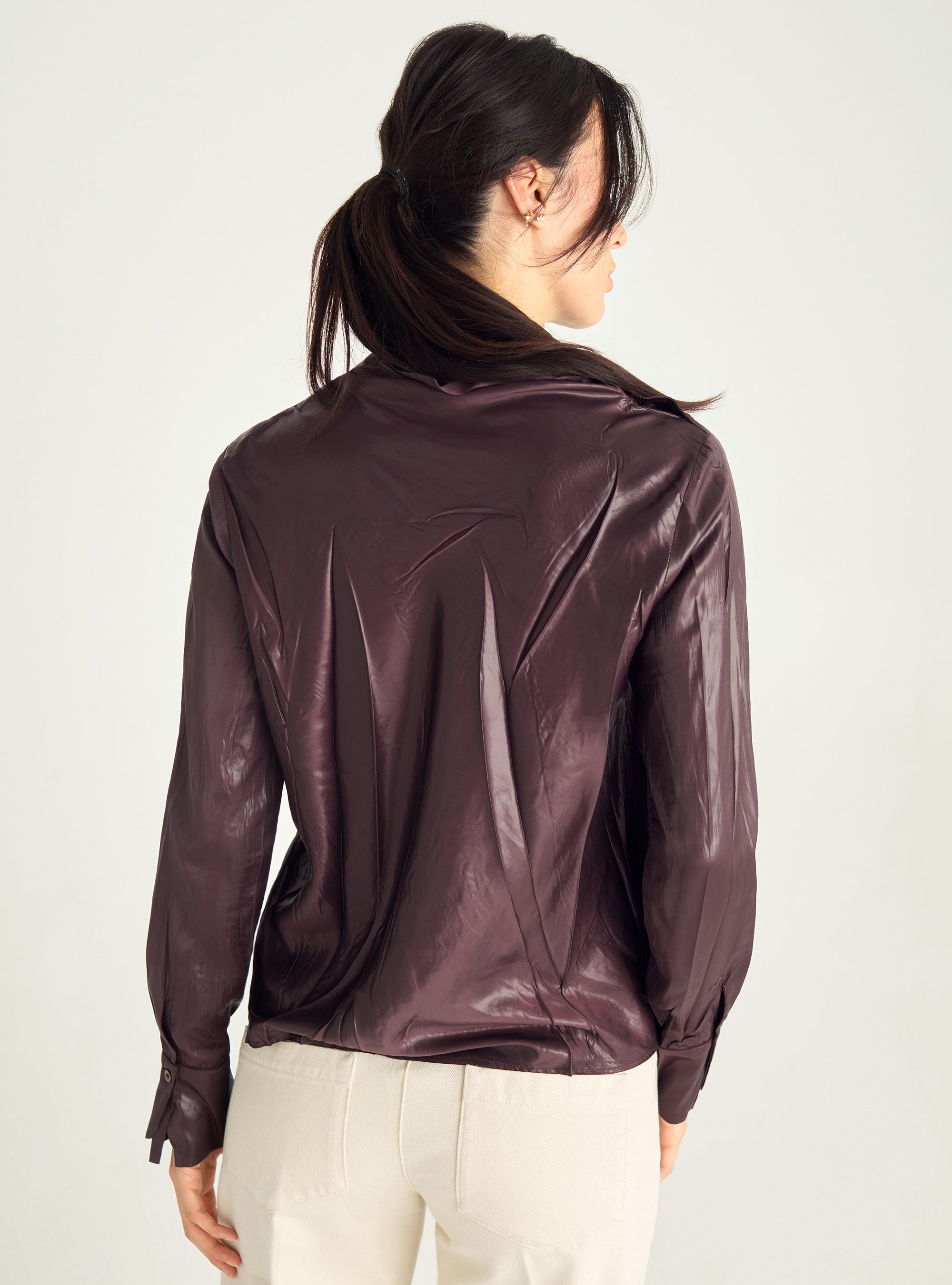 Satinbluse mit hohem Kragen