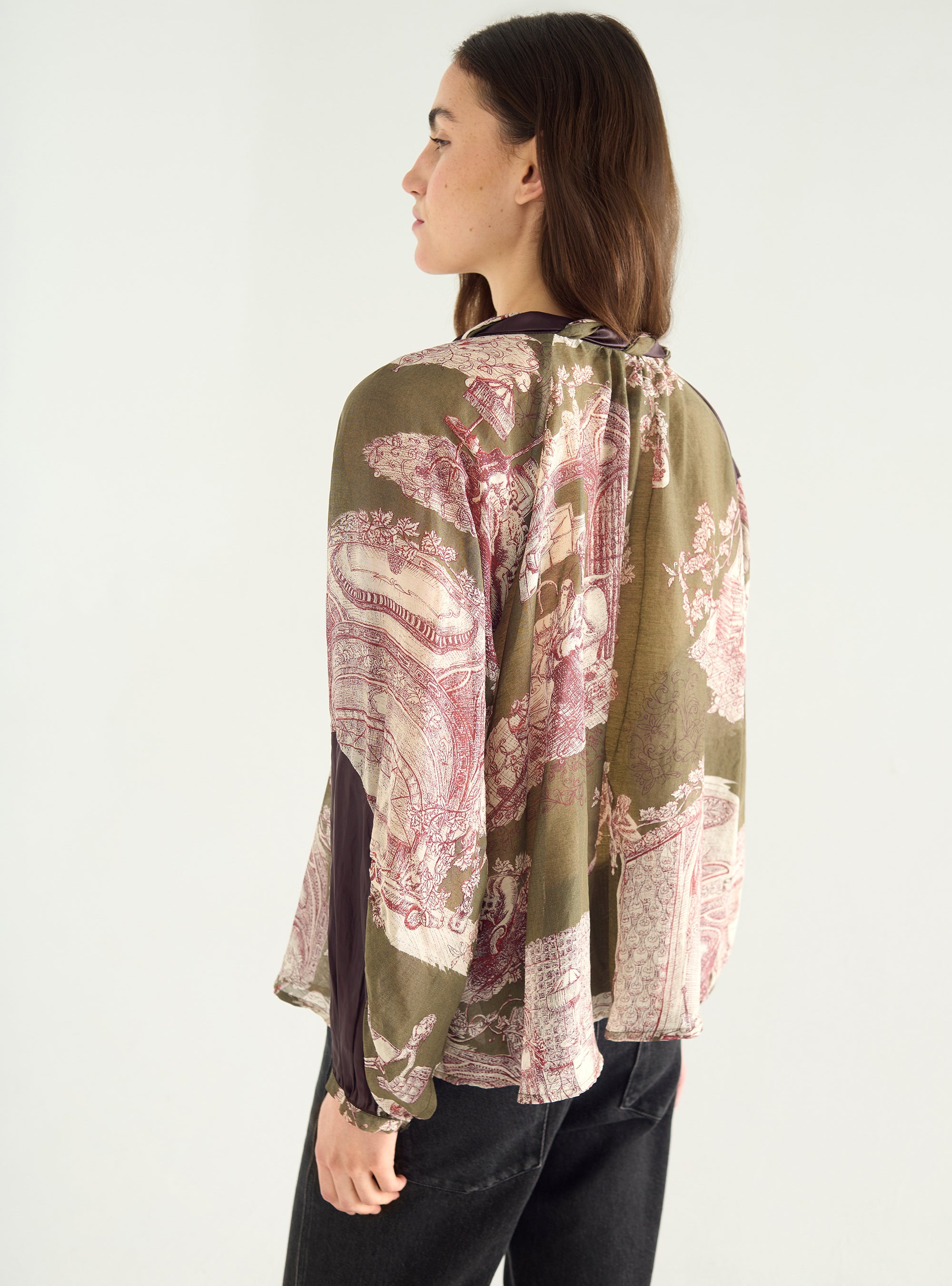Contrasting blouse