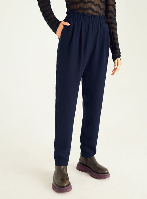 Fließende Hose mit gerüschter Taille