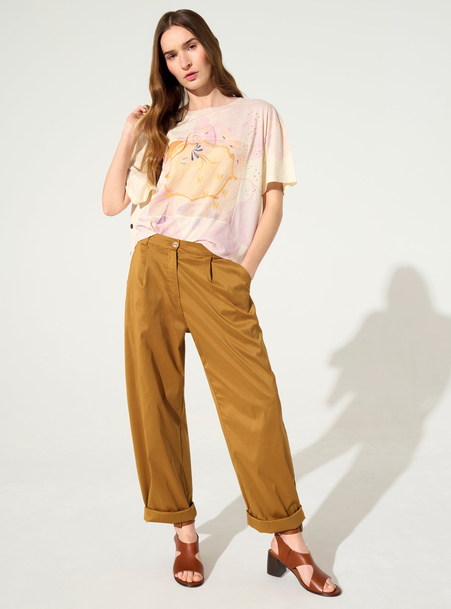 loose-fitting pleated white printed T-shirt