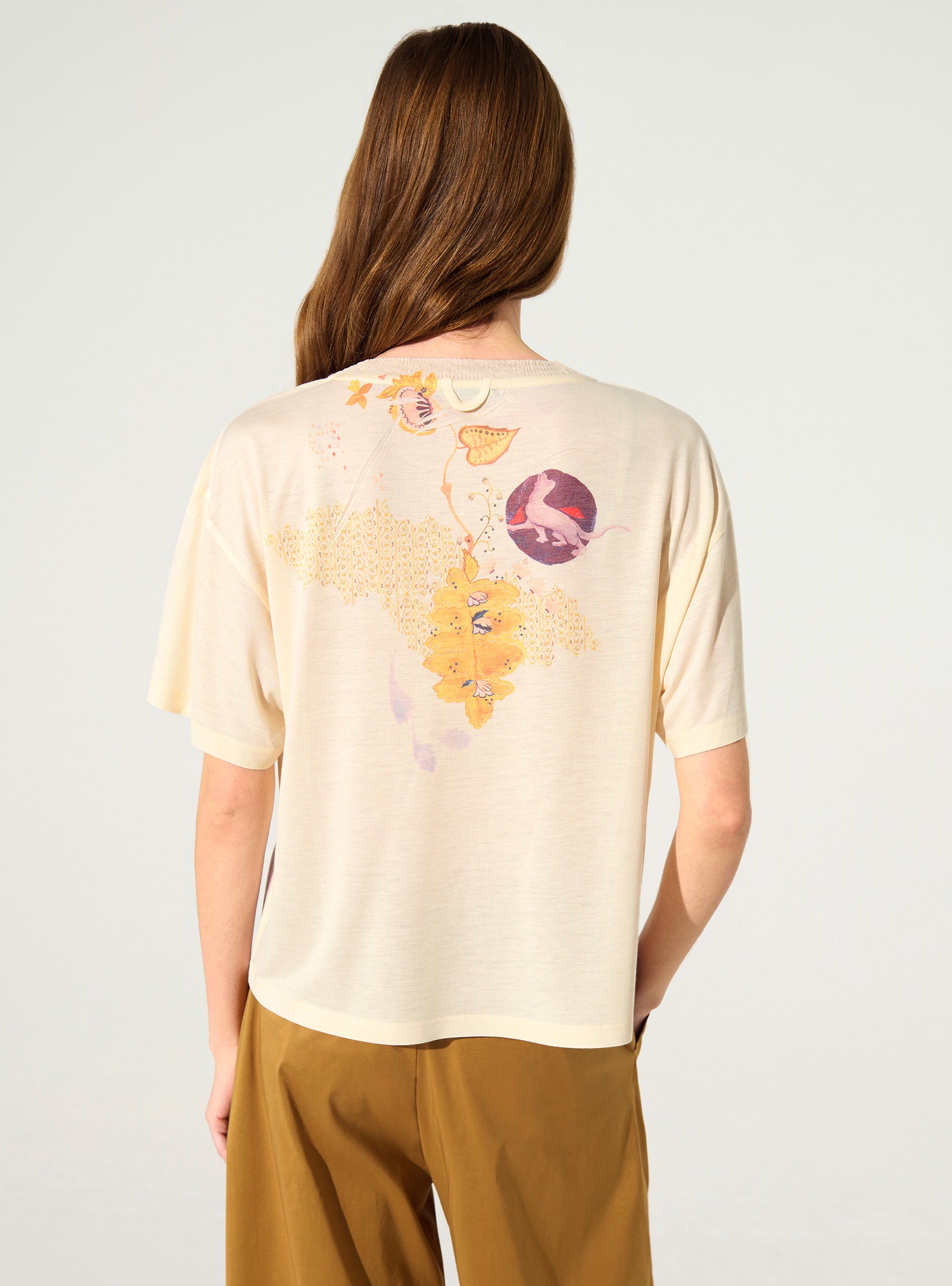 loose-fitting pleated white printed T-shirt