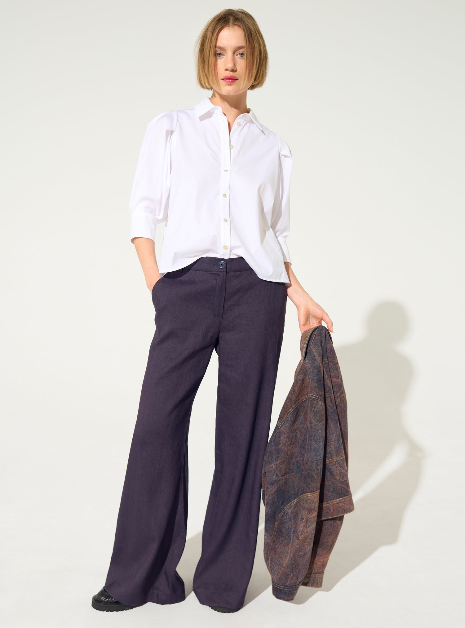 Lockeres weißes Baumwollhemd