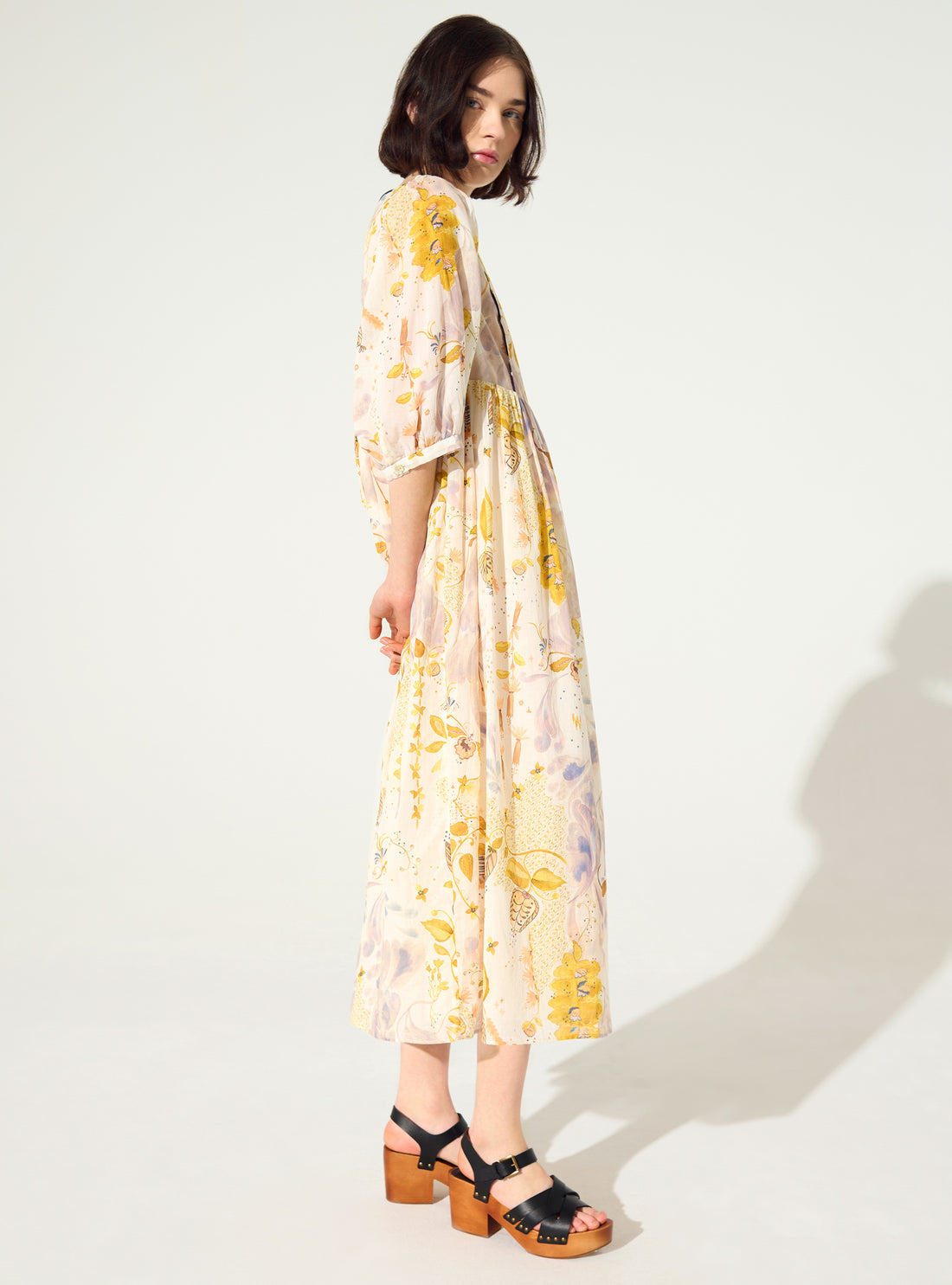 Locker sitzendes, bedrucktes Kleid aus weißer Baumwolle