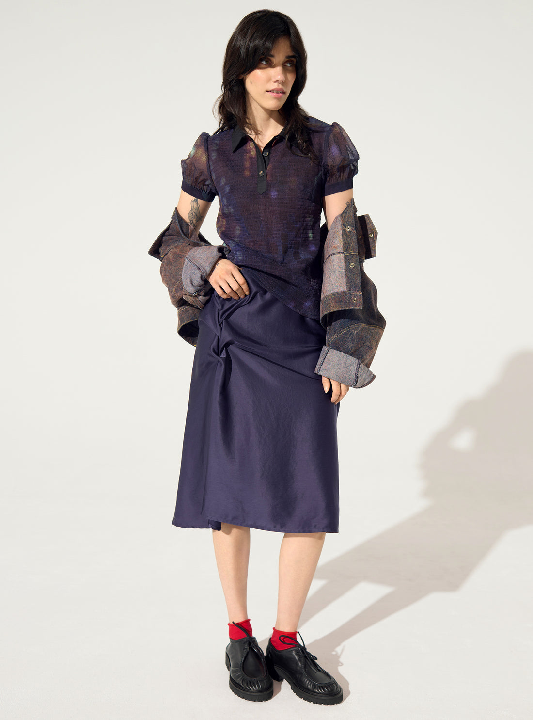 Lila tailliertes Poloshirt mit Falten und Hausaufdruck