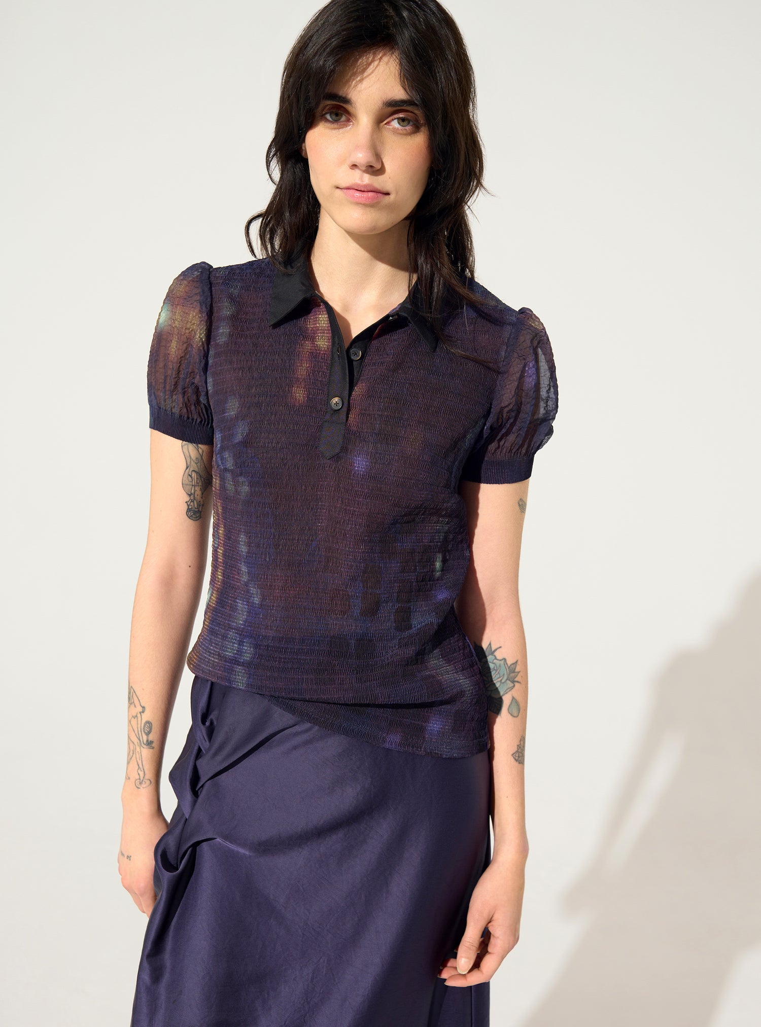 Lila tailliertes Poloshirt mit Falten und Hausaufdruck