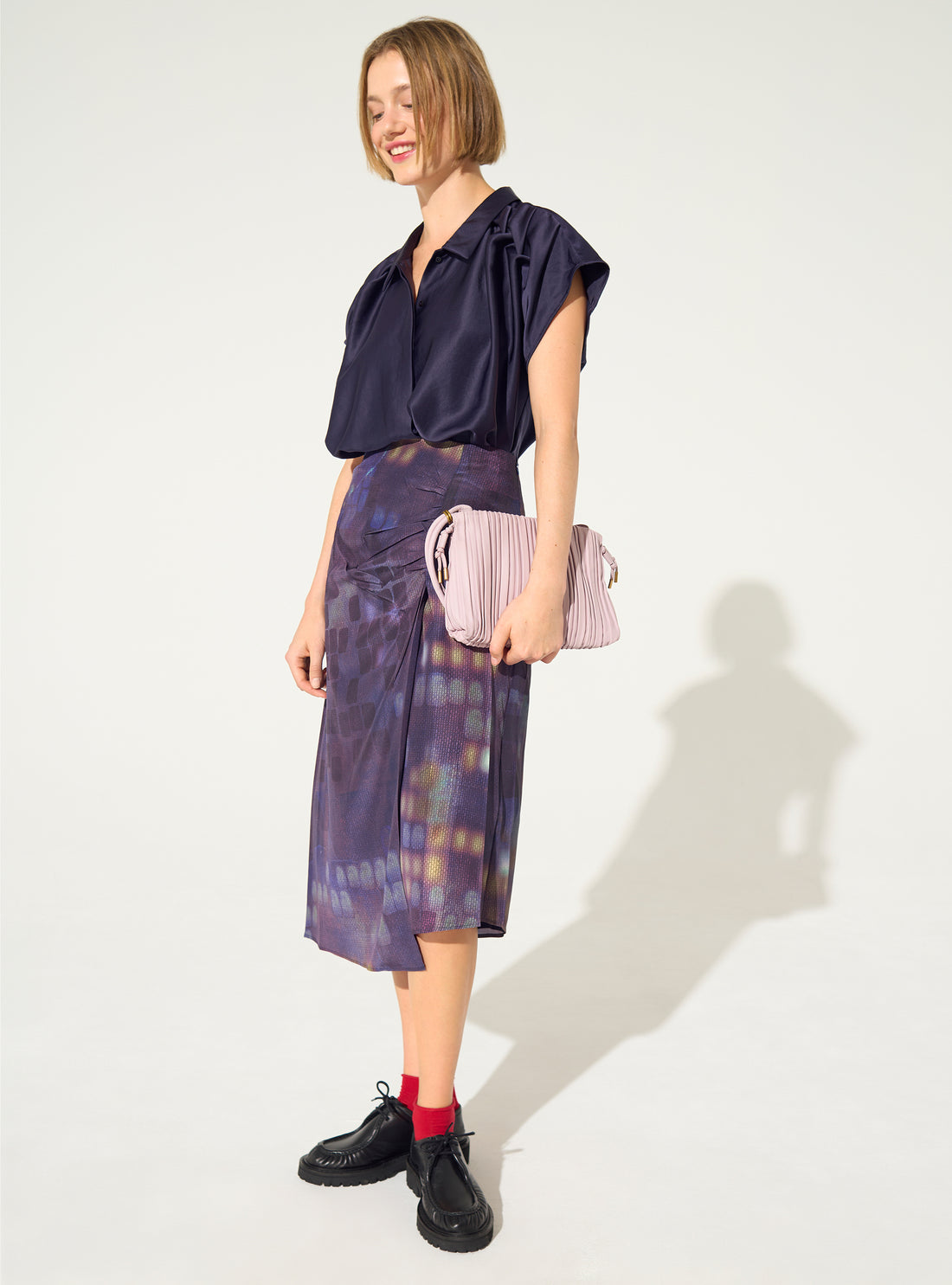 Lila bedruckter Faltenrock in Midi-Länge