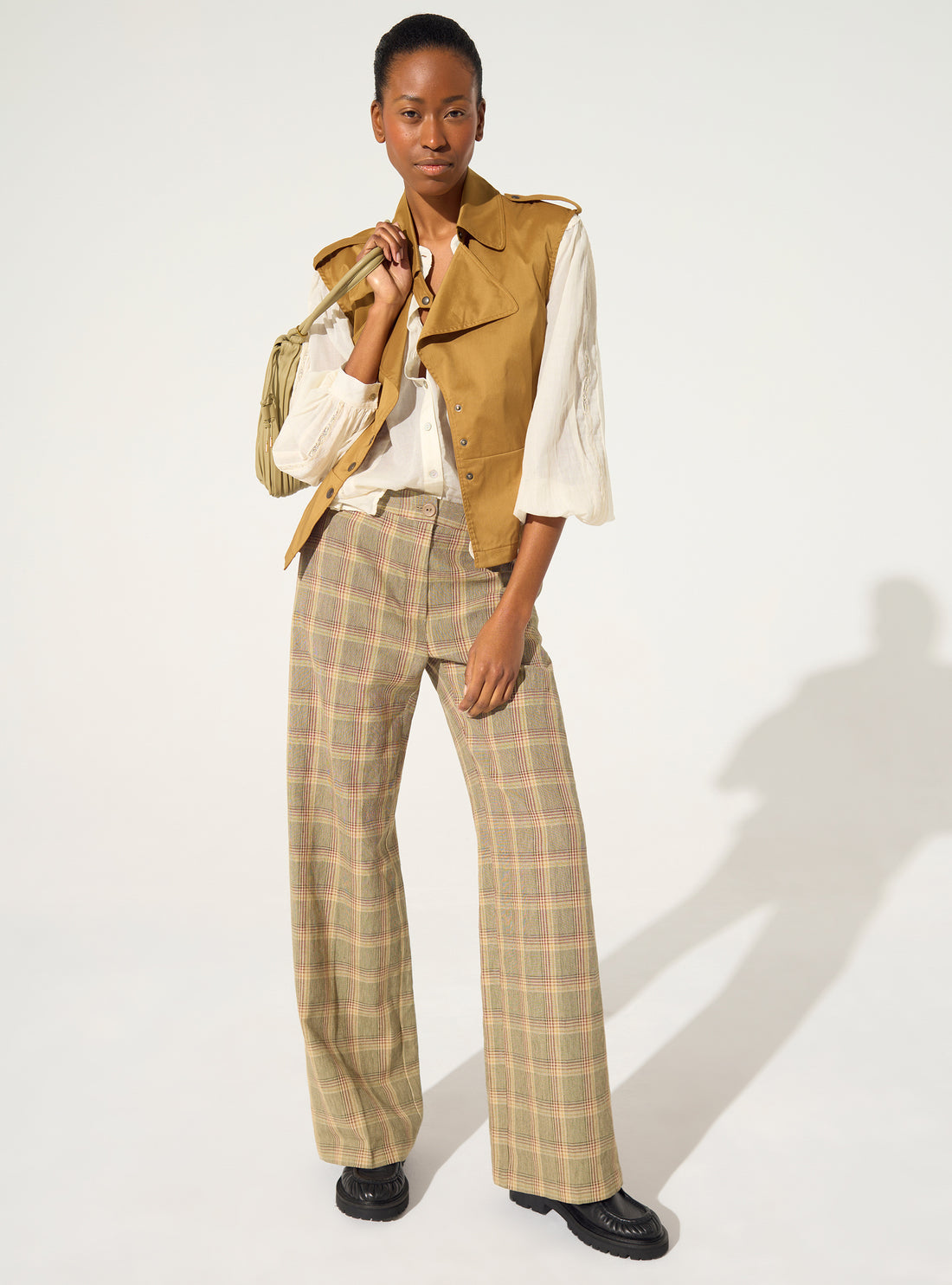 Figurbetontes, plissiertes braunes Baumwollhemd