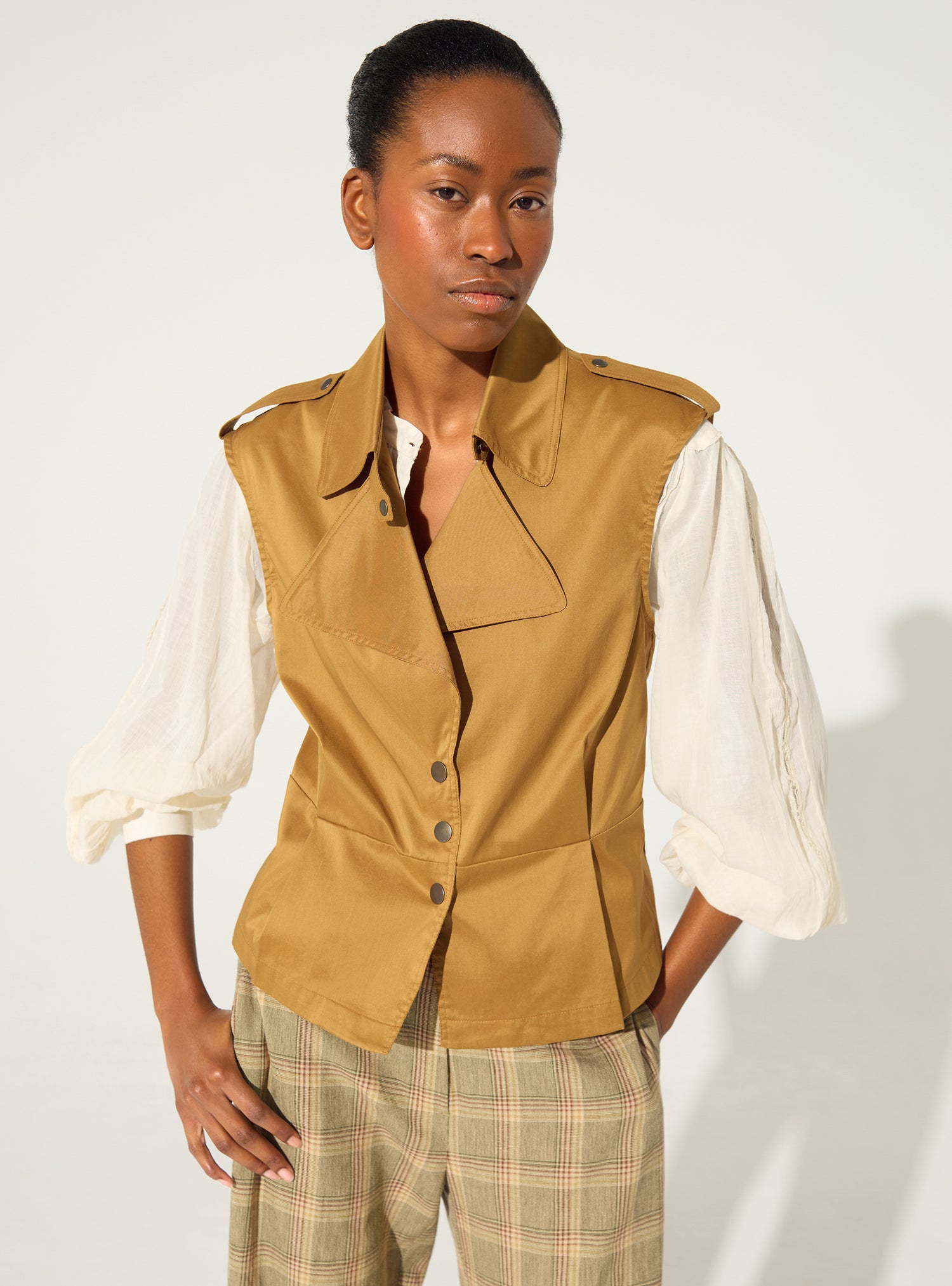 Figurbetontes, plissiertes braunes Baumwollhemd