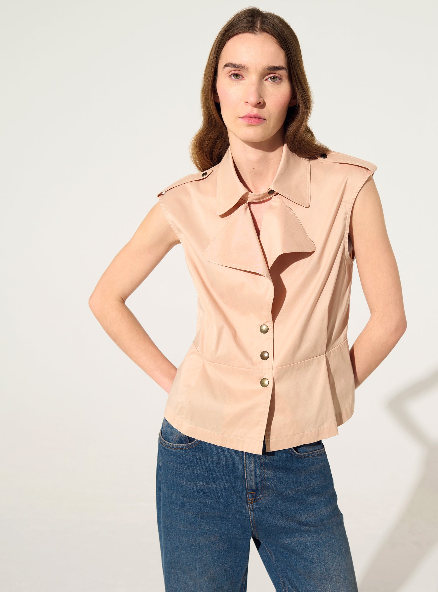 Chemise ajustée plissée en coton nude