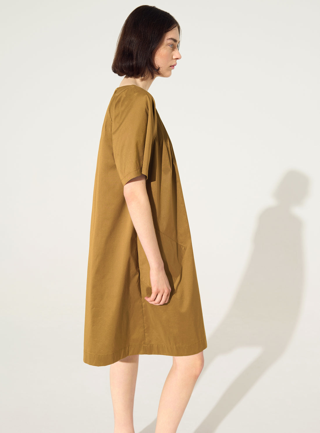 Locker sitzendes, plissiertes braunes Baumwollkleid