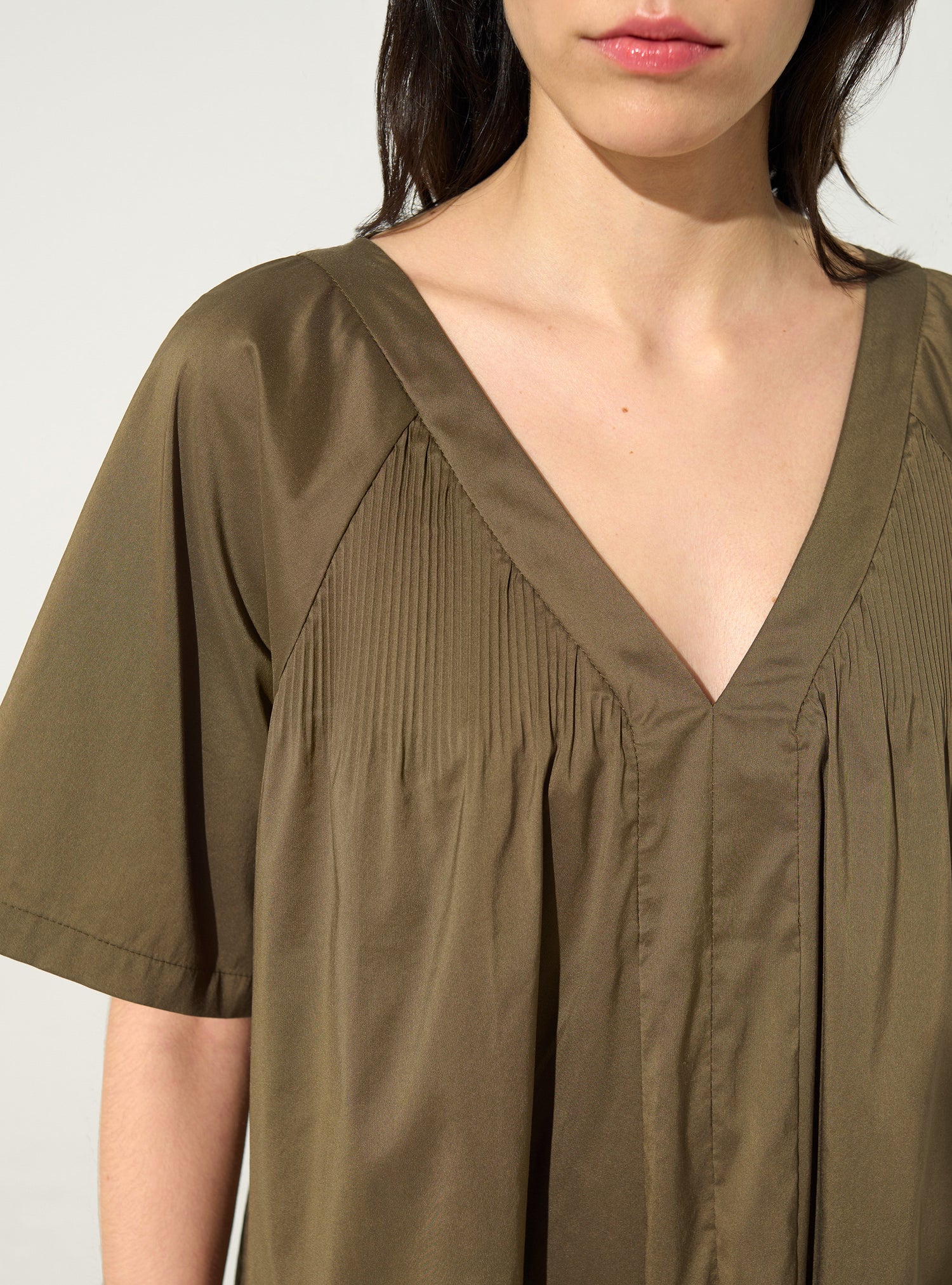 braunes, plissiertes Kurzarmkleid