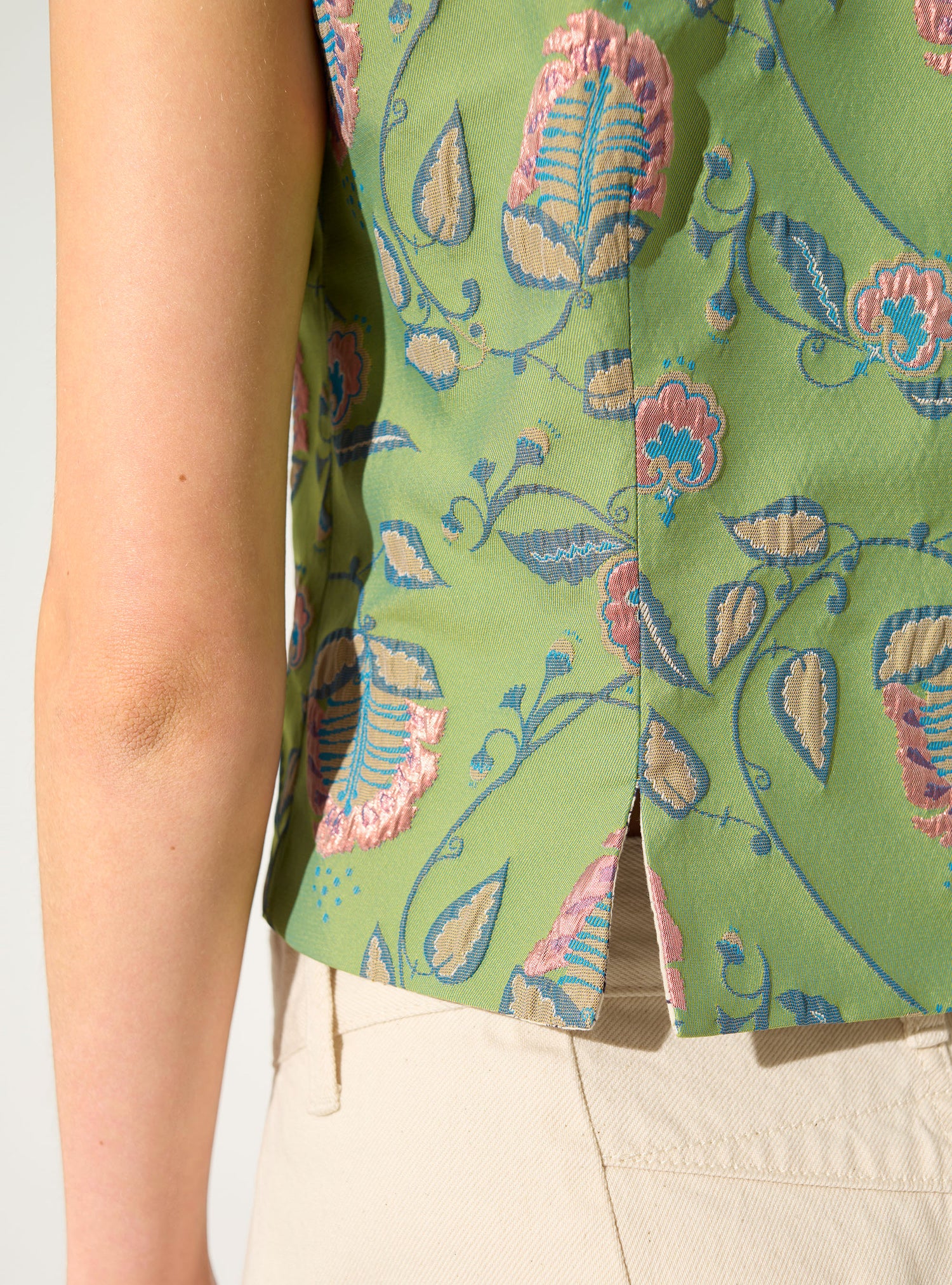 Fitted vest with green print