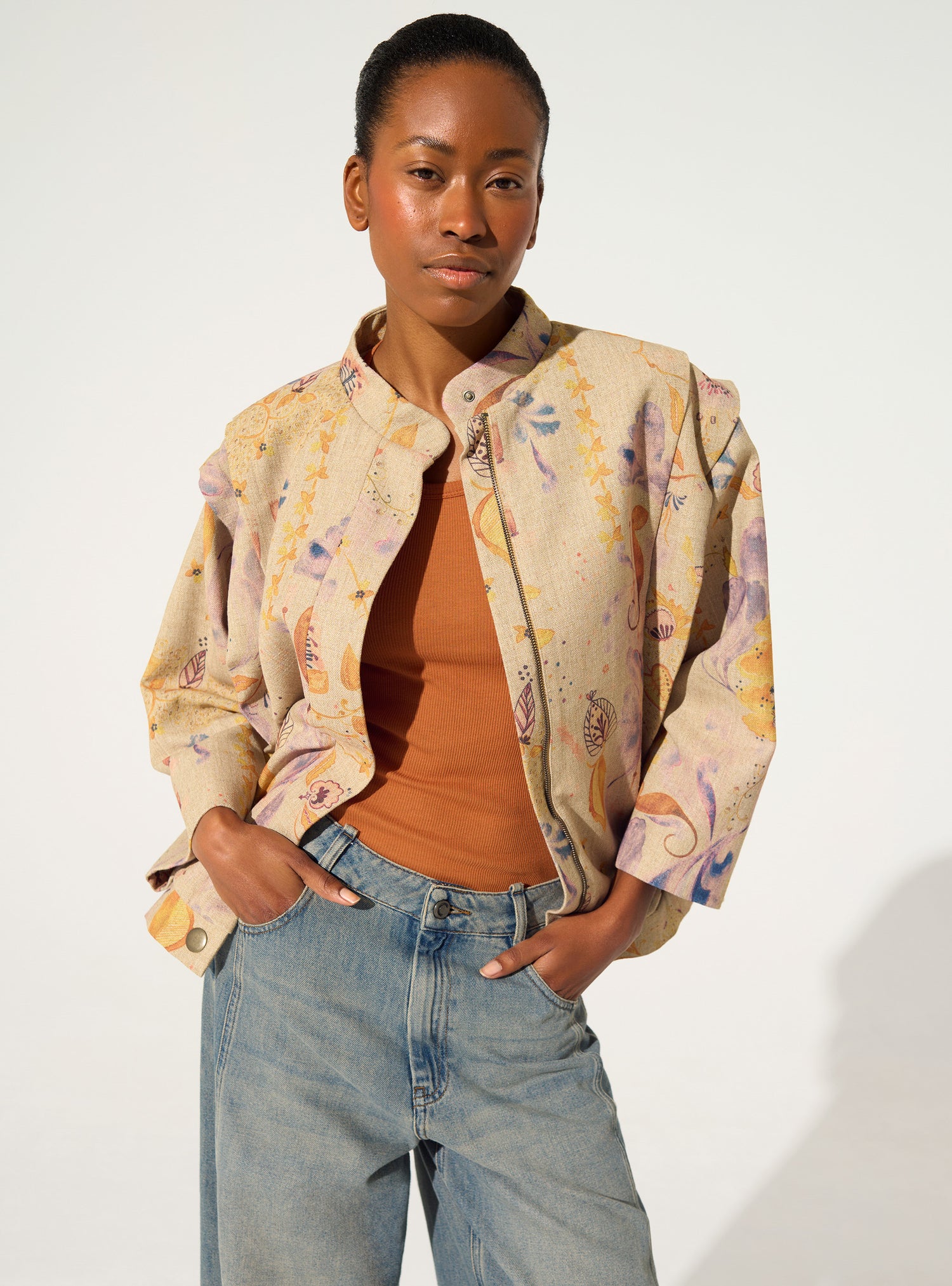 Plissierte und sublimierte braune Jacke