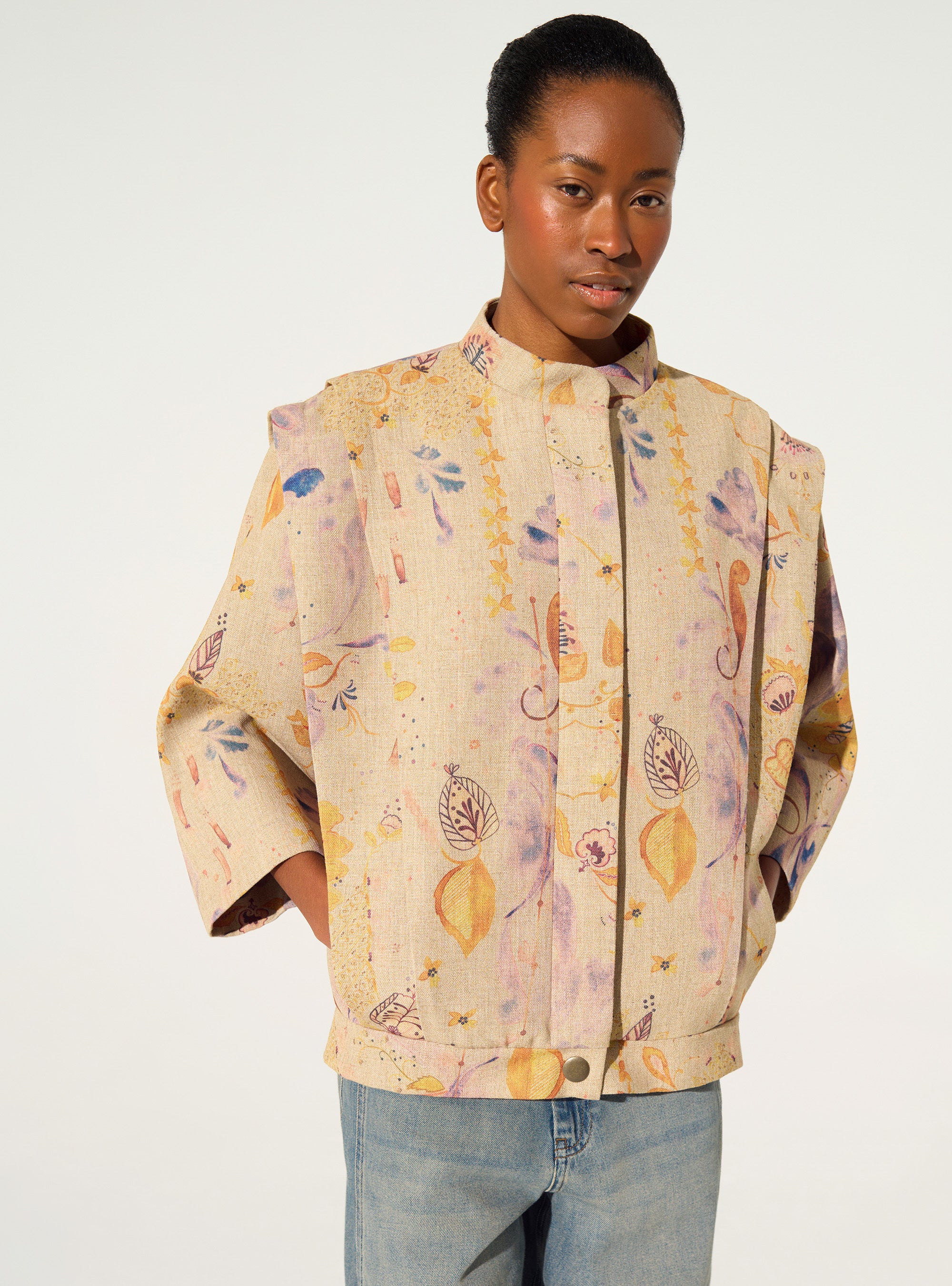 Plissierte und sublimierte braune Jacke