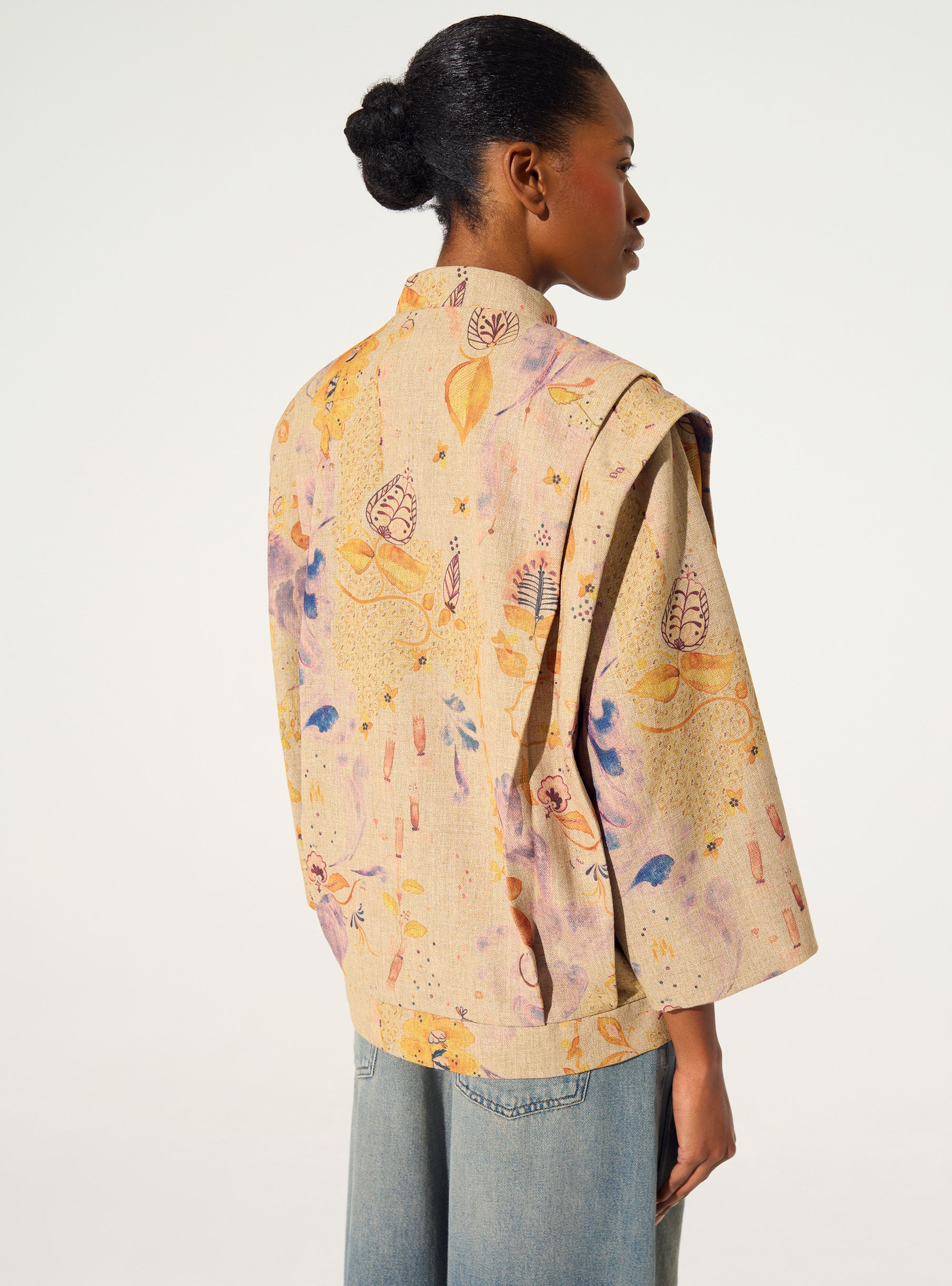 Plissierte und sublimierte braune Jacke