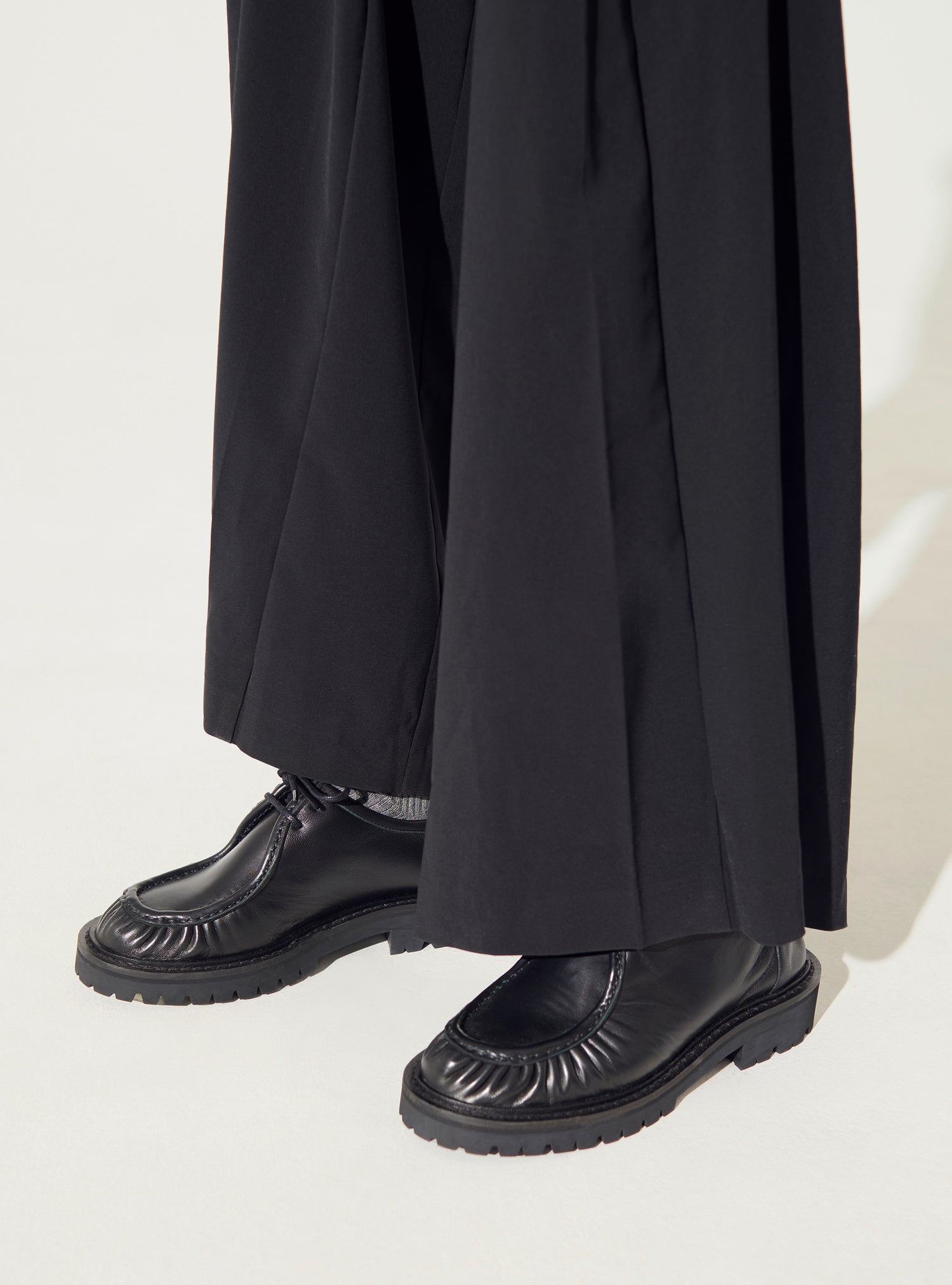 Schwarze Leder-Derbys