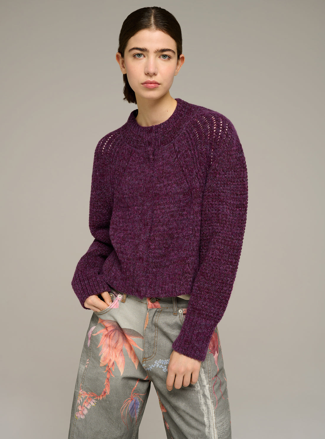 Eng anliegender Cardigan mit Rundhalsausschnitt, langen Ärmeln und durchbrochenem Strickmuster