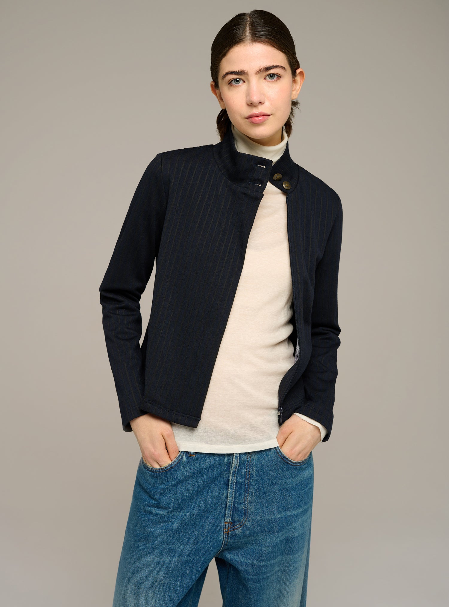 Kurze, taillierte Strickjacke