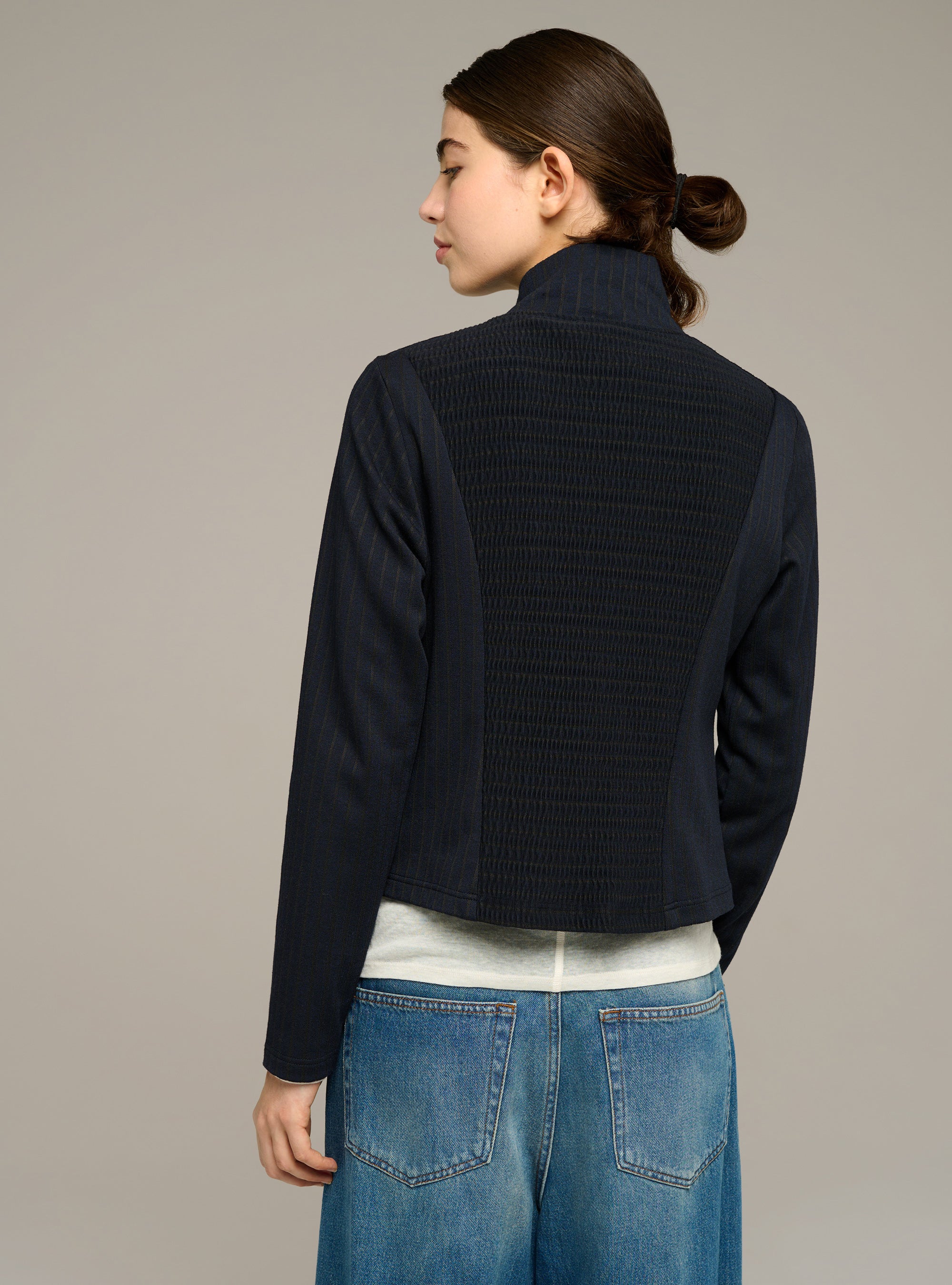 Kurze, taillierte Strickjacke