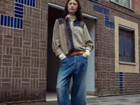 Weite Jeans mit Schlitz am Knöchel